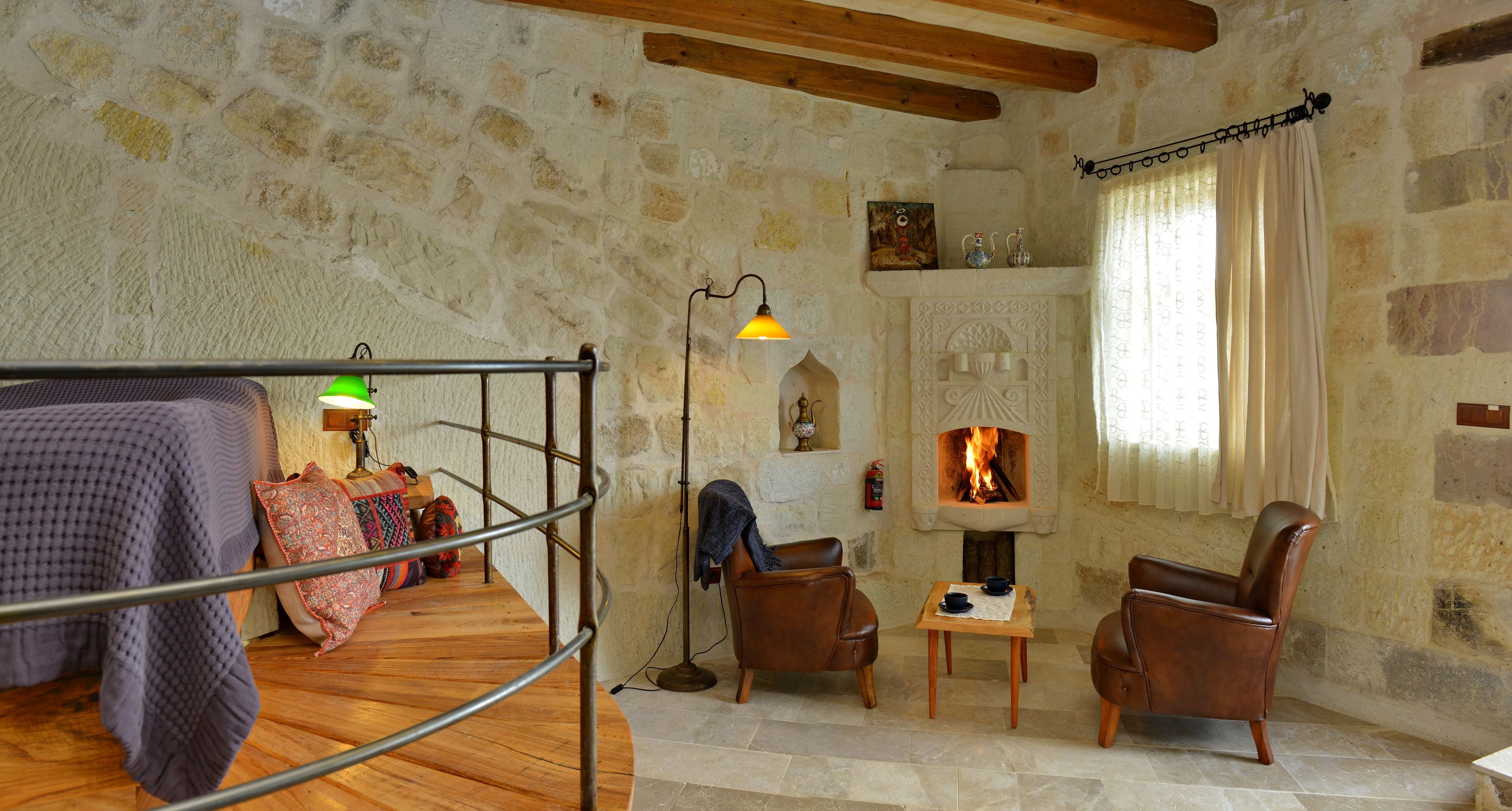 Family Suite | Living area | 32-inch LCD TV with cable channels, TV, fireplace