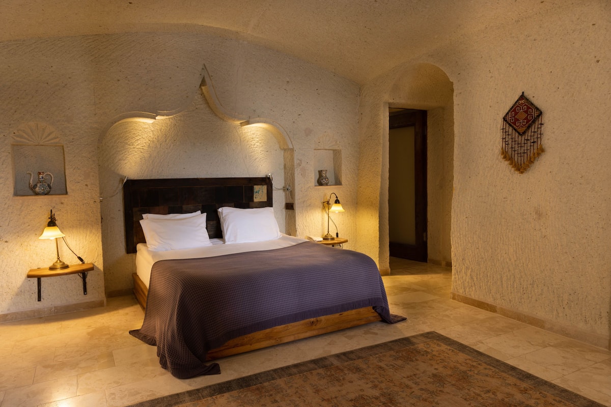 Deluxe Cave Room