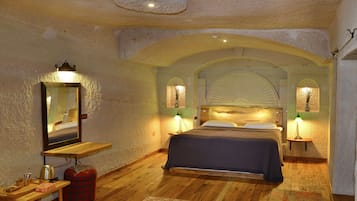 Suite with Hot tub | 1 habitación, ropa de cama de alta calidad y minibar