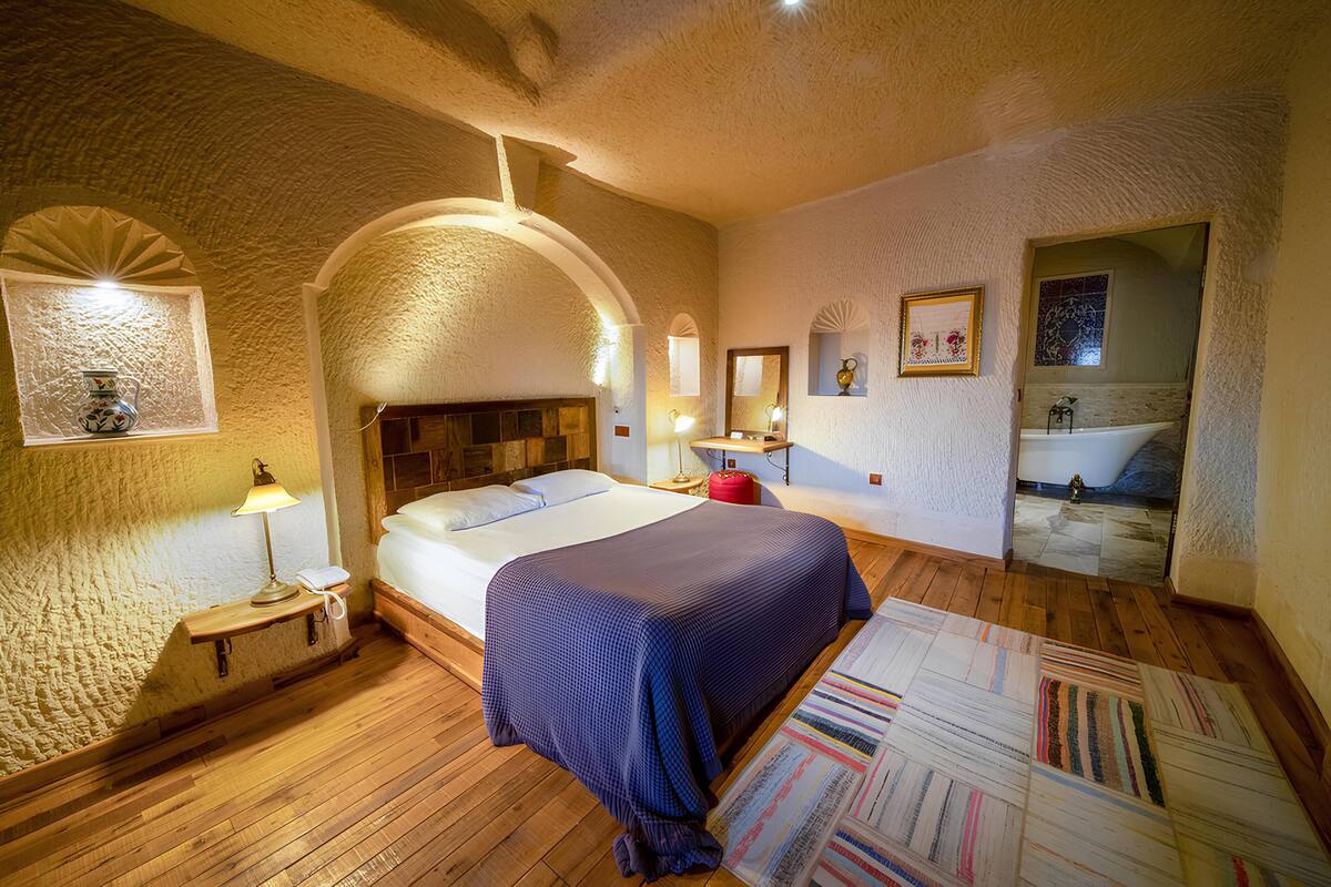 Cave Suite with View | 高級寢具、迷你吧、客房內保險箱、熨斗/熨衣板