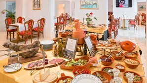 Un buffet garni de divers plats et agrémenté d’un grand vase décoratif.