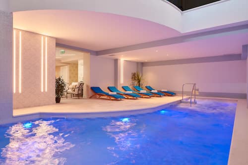 Indoor spa tub