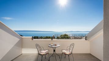 Deluxe Room, Balcony | Balcony