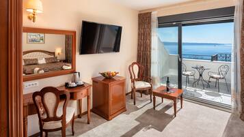 Deluxe-rum - balkong | Badrum | Dusch, lyxtoalettartiklar, hårtork och badrock