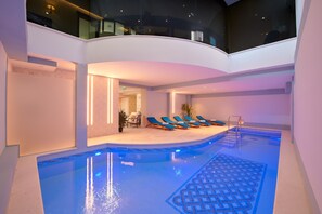 Indendørs pool, udendørs pool, parasoller, liggestole