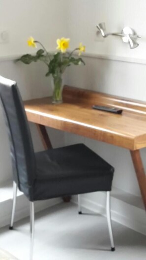 Desk, free WiFi