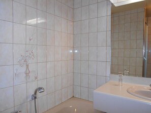 Een douche, handdoeken