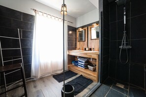 Family Suite | Bathroom | Shower, free toiletries, towels - Le Moulin De Planiol (Le Vigan)