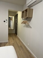 Phòng đôi tiện nghi đơn giản | Bàn, phòng cách âm, truy cập Internet không dây miễn phí 