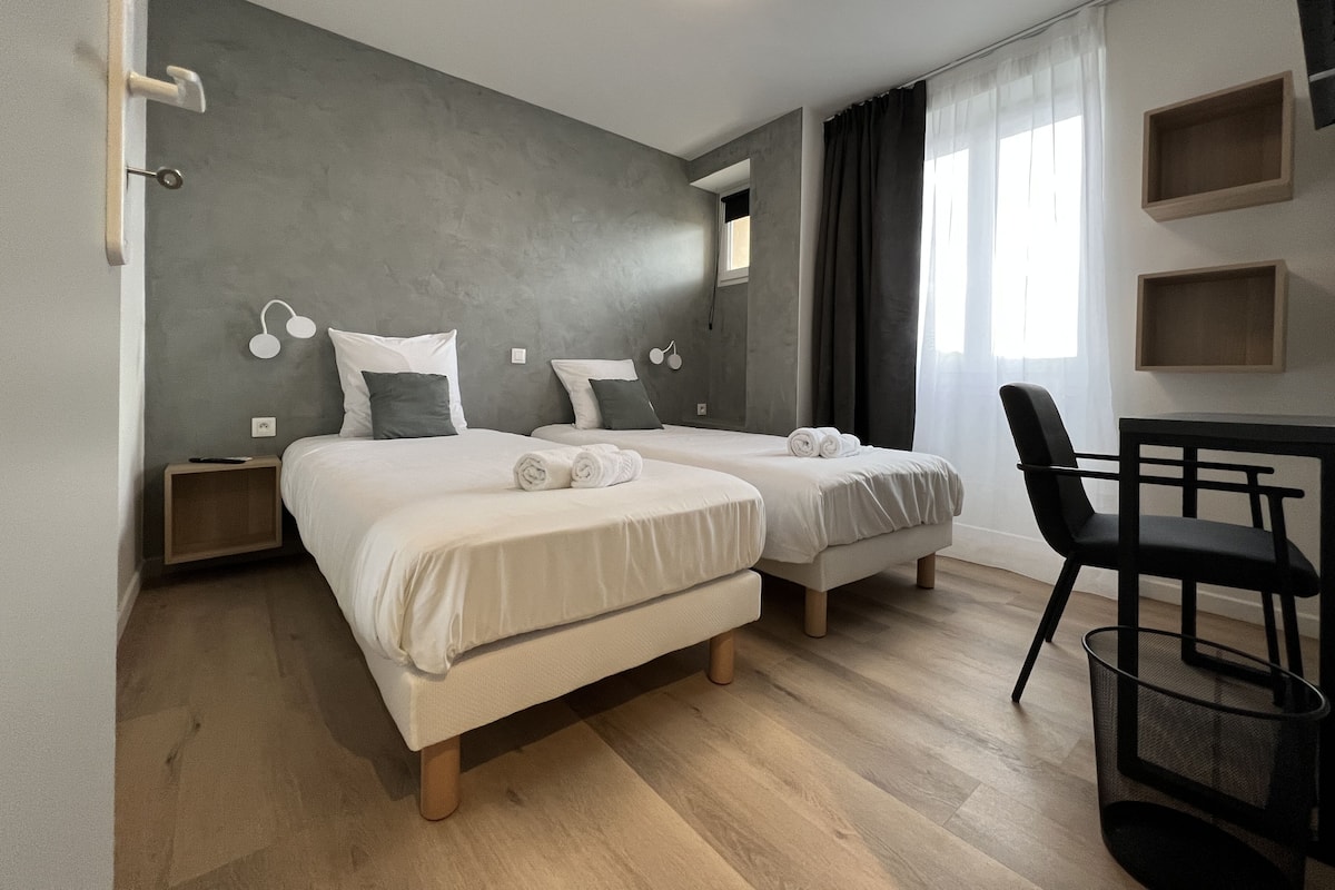 family room | 1 bedroom, desk, soundproofing, free wifi