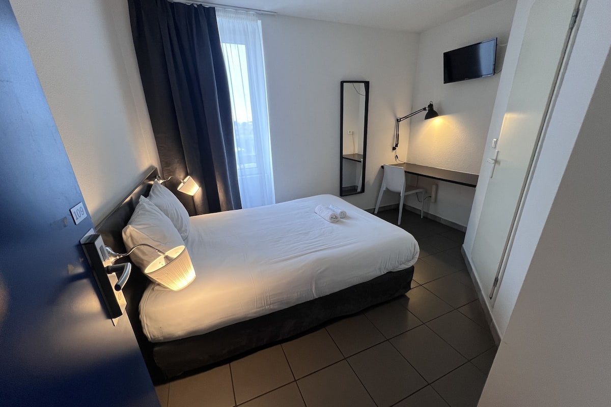 Habitación económica | Escritorio, insonorización, wifi gratis y ropa de cama