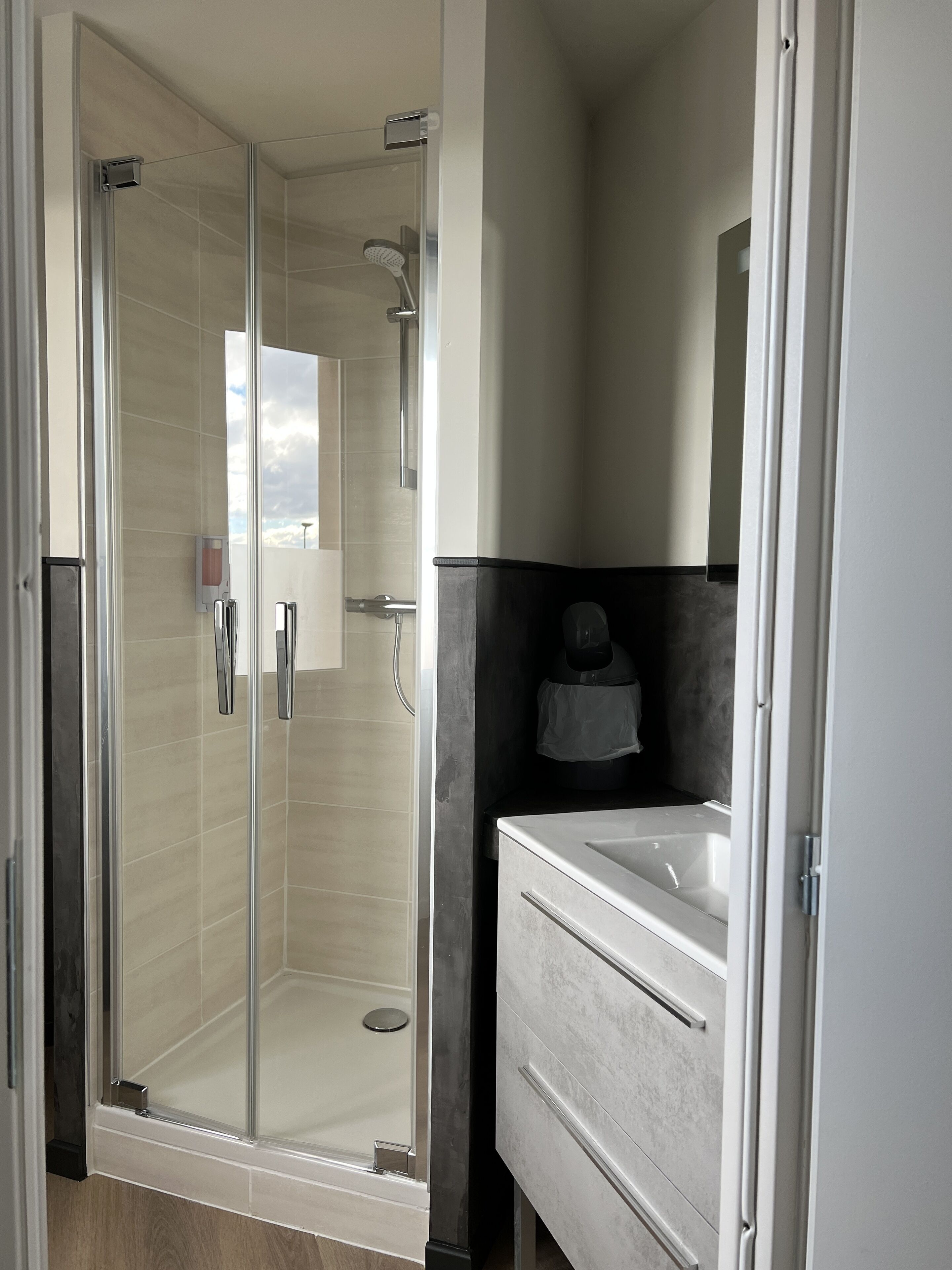 comfort double room | bathroom | shower, free toiletries, hair dryer, towels