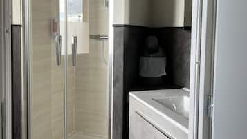 Comfort Double Room | Bathroom | Shower, free toiletries, hair dryer, towels