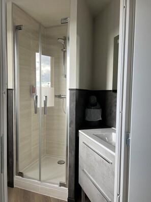 Quarto casal conforto | Banheiro | Chuveiro, produtos de toalete grátis