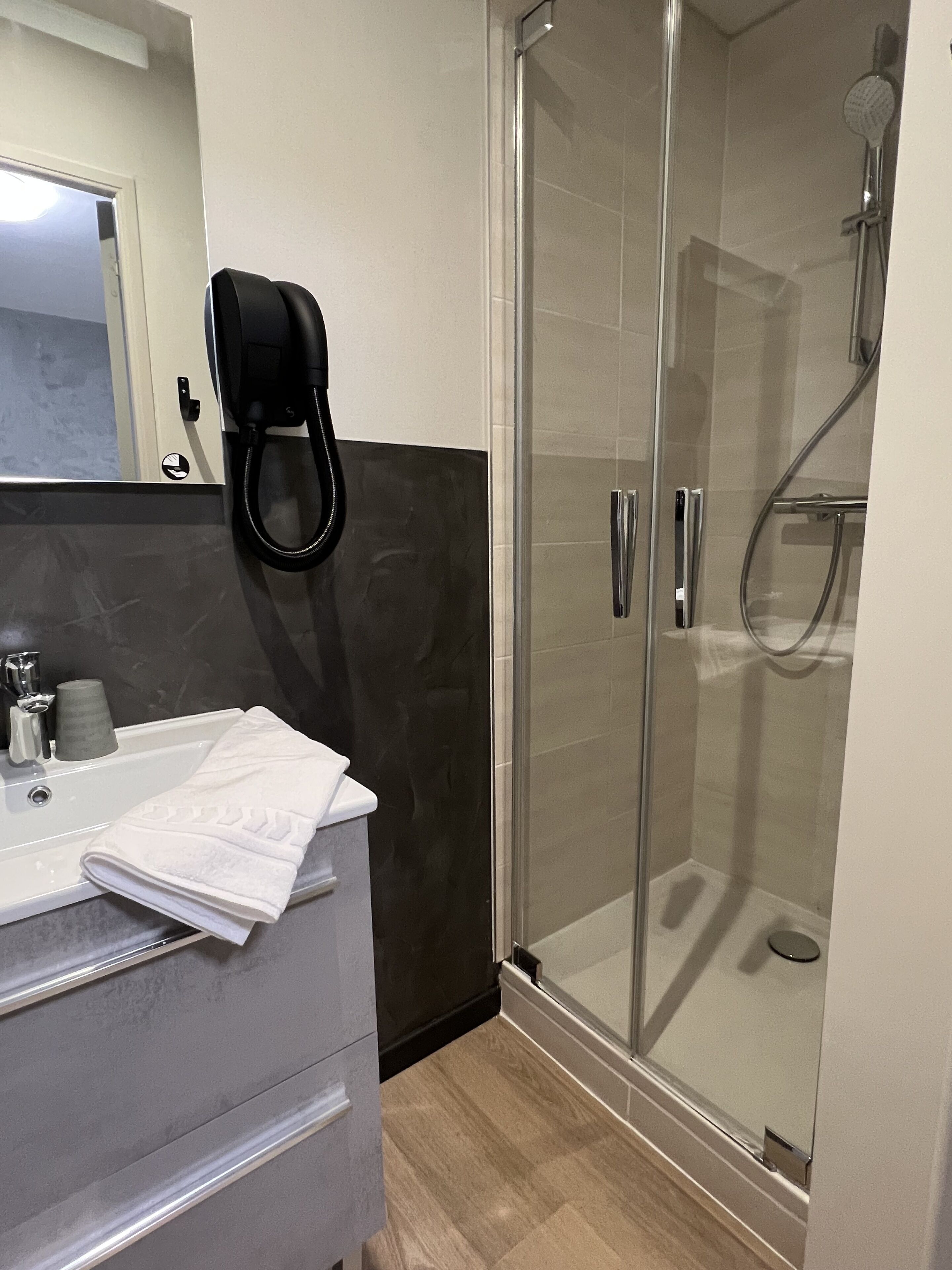 double room | bathroom | shower, free toiletries, hair dryer, towels