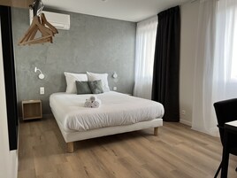 Phòng 3 tiện nghi đơn giản | Bàn, phòng cách âm, truy cập Internet không dây miễn phí 