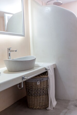 Villa | Salle de bain | Douche, articles de toilette gratuits, sèche-cheveux