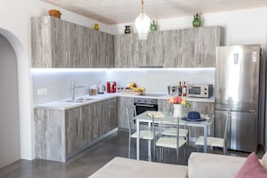Villa | Private kitchen | Fridge, microwave, oven, stovetop - Villa Plaisir (Santorini)