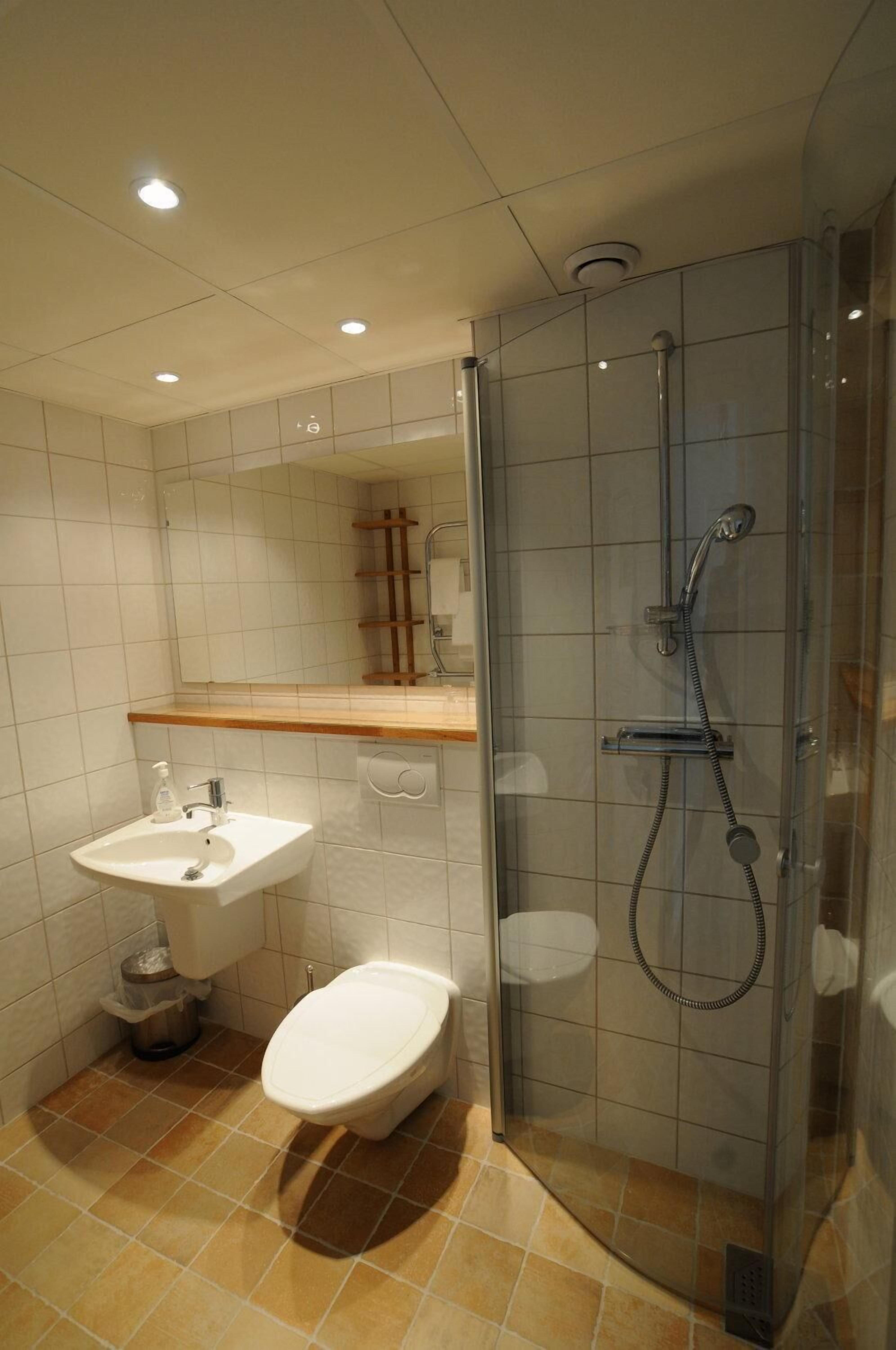 Dusch, gratis toalettartiklar, hårtork och handdukar