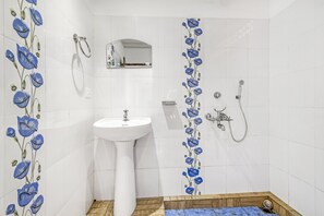 Comfort maisonnette, 2 slaapkamers | Badkamer met wastafel