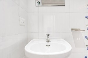 Comfort maisonnette, 2 slaapkamers | Badkamer | Een douche, gratis toiletartikelen