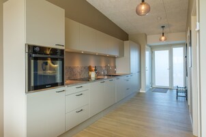 Apartamento superior | Cocina privada | Frigorífico grande, microondas, horno y placa de cocina