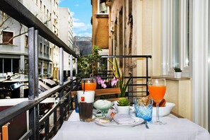 Deluxe Suite (Acropolis View & Balcony) Artemis | Uitzicht vanaf balkon