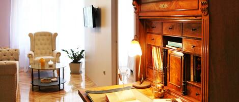 Deluxe Suite (Acropolis View & Balcony) Artemis | Area soggiorno | TV a schermo piatto