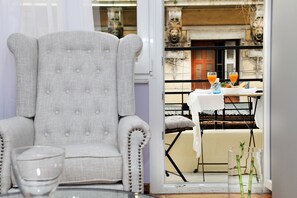 Deluxe Suite (Acropolis View & Balcony) Artemis | Living area | Flat-screen TV - My Athens House (Athens)