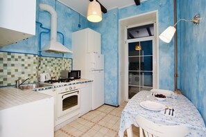 Appartement, 1 chambre | Cuisine partagée | Réfrigérateur, micro-ondes, four, plaque de cuisson