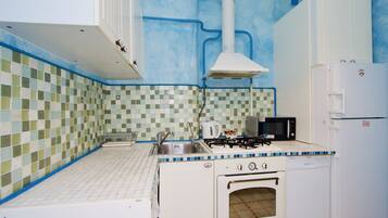 Appartement, 1 chambre | Ăquipements de cuisine partagĂ©e | RĂ©frigĂ©rateur, micro-ondes, four, plaque de cuisson