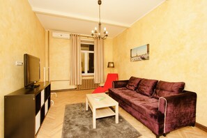 Appartement, 1 chambre | Salle de séjour | Télévision à écran plat