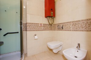 Appartement, 1 chambre | Salle de bain | Douche, sèche-cheveux, chaussons, bidet