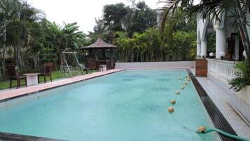 Una piscina al aire libre
