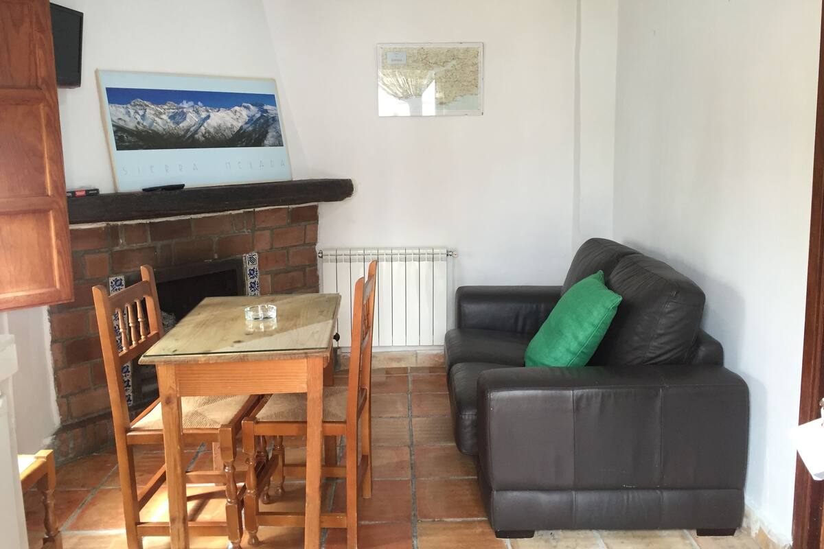 Bungalow básico, 2 camas individuales, chimenea, en la zona del jardín | Zona de estar | Una televisión de pantalla plana