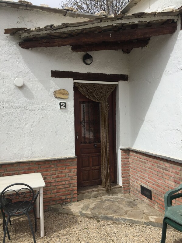 Bungalow básico, 2 camas individuales, chimenea, en el área del jardín | 1 habitación, ropa de cama de alta calidad y cortinas blackout