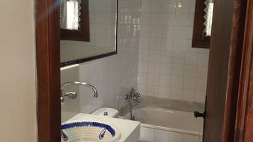 Basic Bungalow, 1 Double Bed, Fireplace, Garden Area | Bathroom | Shower, towels