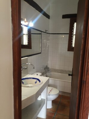 Bungalow básico, 1 cama matrimonial, chimenea, en el área del jardín | Baño | Regadera y toallas