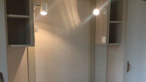Cabaña familiar, varias camas, terraza, junto a la montaña | 1 dormitorio, ropa de cama de alta calidad, cortinas opacas