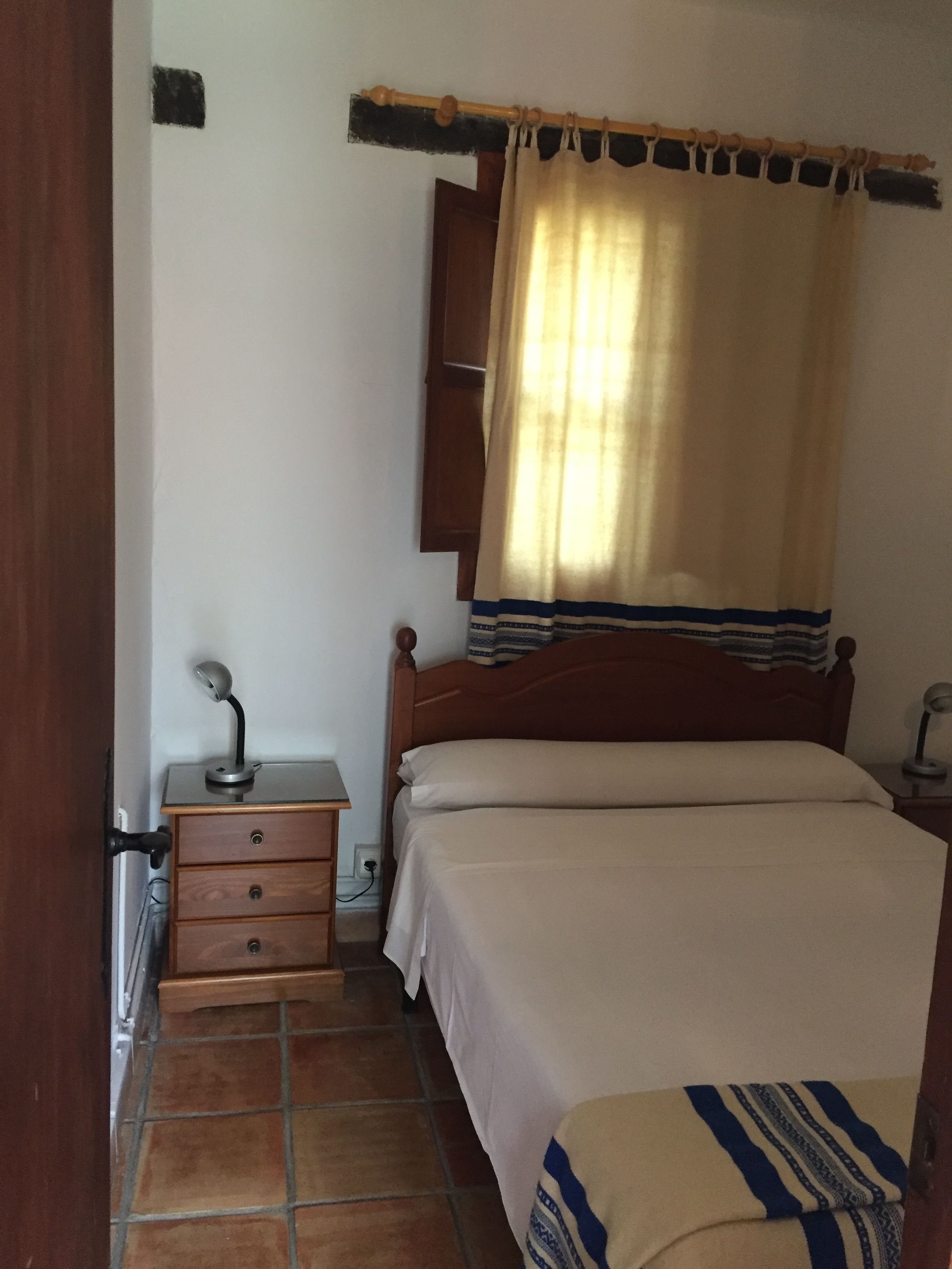 Bungalow Basic - 1 dubbelsäng - eldstad - trädgård | 1 sovrum, sängtillbehör av högsta kvalitet och mörkläggningsgardiner