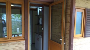 Cabaña familiar, varias camas, terraza, junto a la montaña | 1 dormitorio, ropa de cama de alta calidad, cortinas opacas