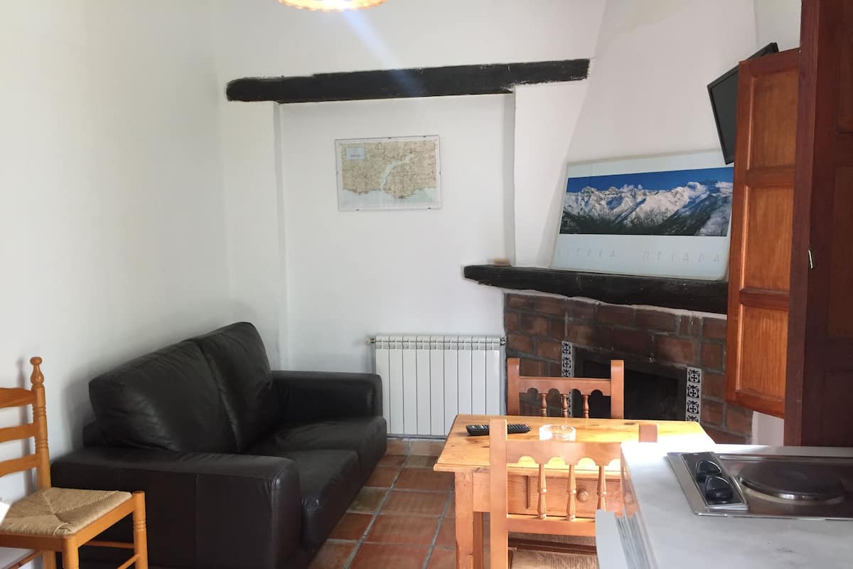 Basic-Bungalow, 1 Doppelbett, Kamin, zum Garten hin | Wohnbereich