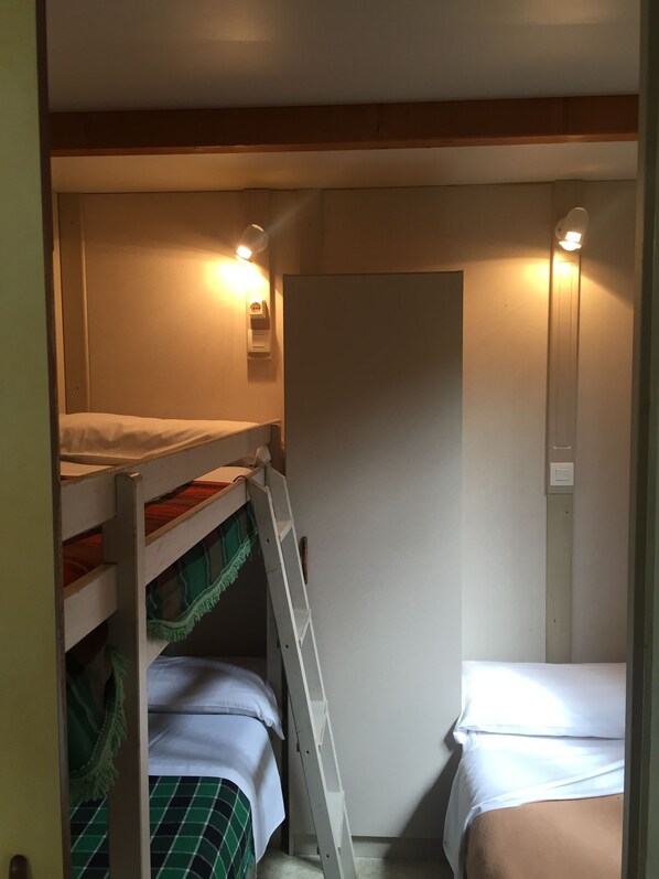 Cabin dành cho gia đình, nhiều giường, hiên, cạnh núi | 1 phòng ngủ, bộ đồ giường cao cấp, màn/rèm cản sáng