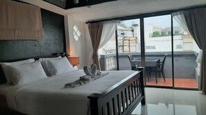 Family Suite with Balcony and Sea View | Ropa de cama de alta calidad y camas con pillow-top 