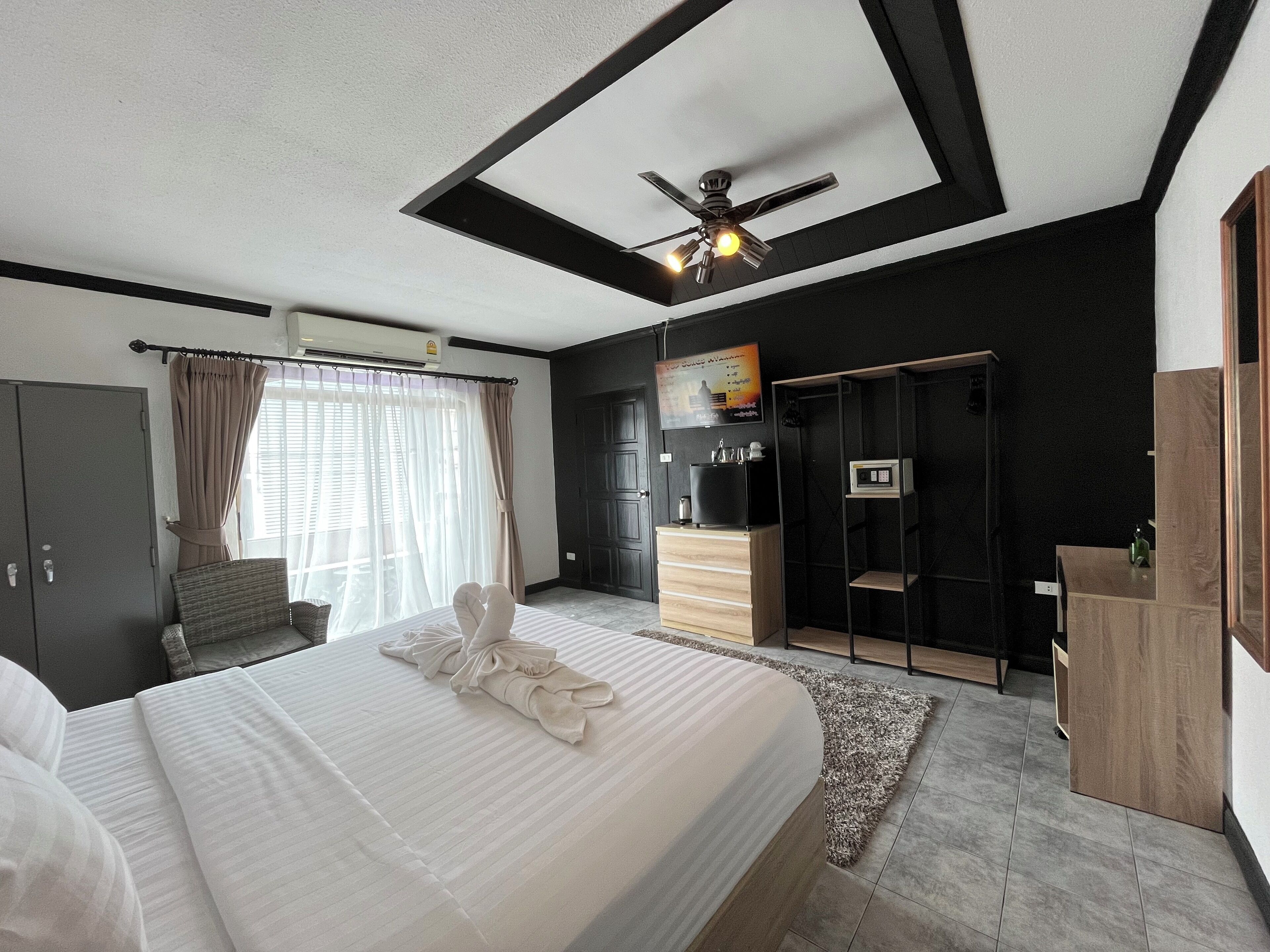 superior double room with balcony and sea view | television