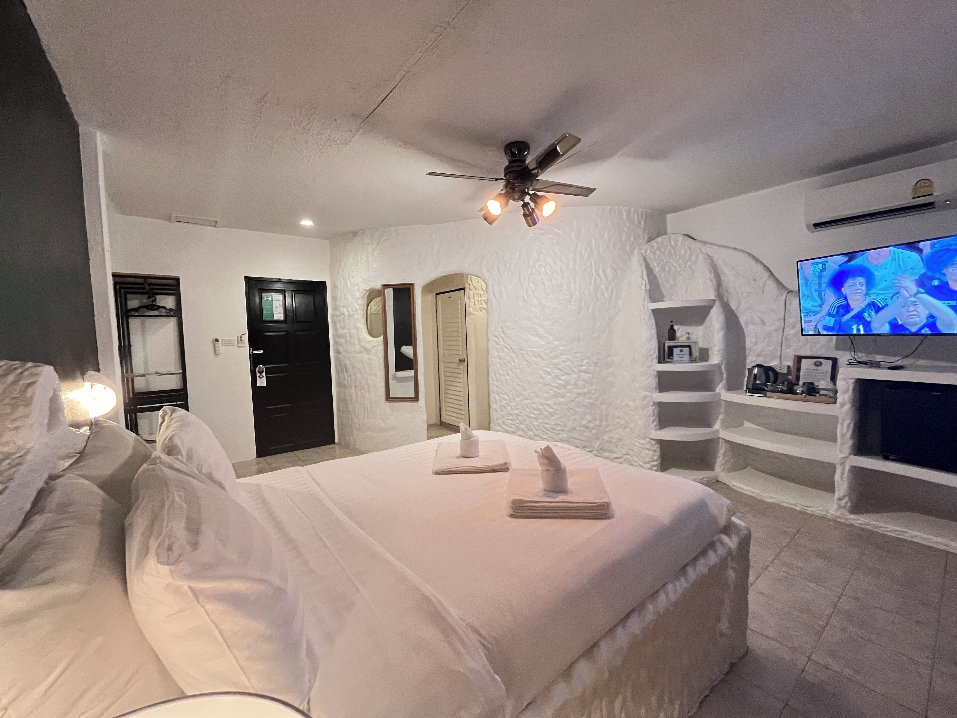 double room with balcony | bathroom | shower, rainfall showerhead, free toiletries, hair dryer