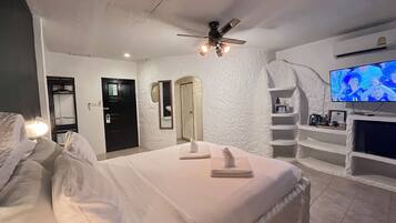 Double Room with Balcony | Bathroom | Shower, rainfall showerhead, free toiletries, hair dryer