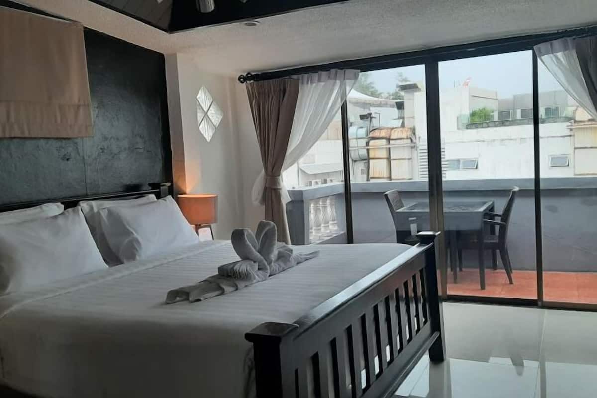 Premium bedding, pillow-top beds, in-room safe, blackout curtains
