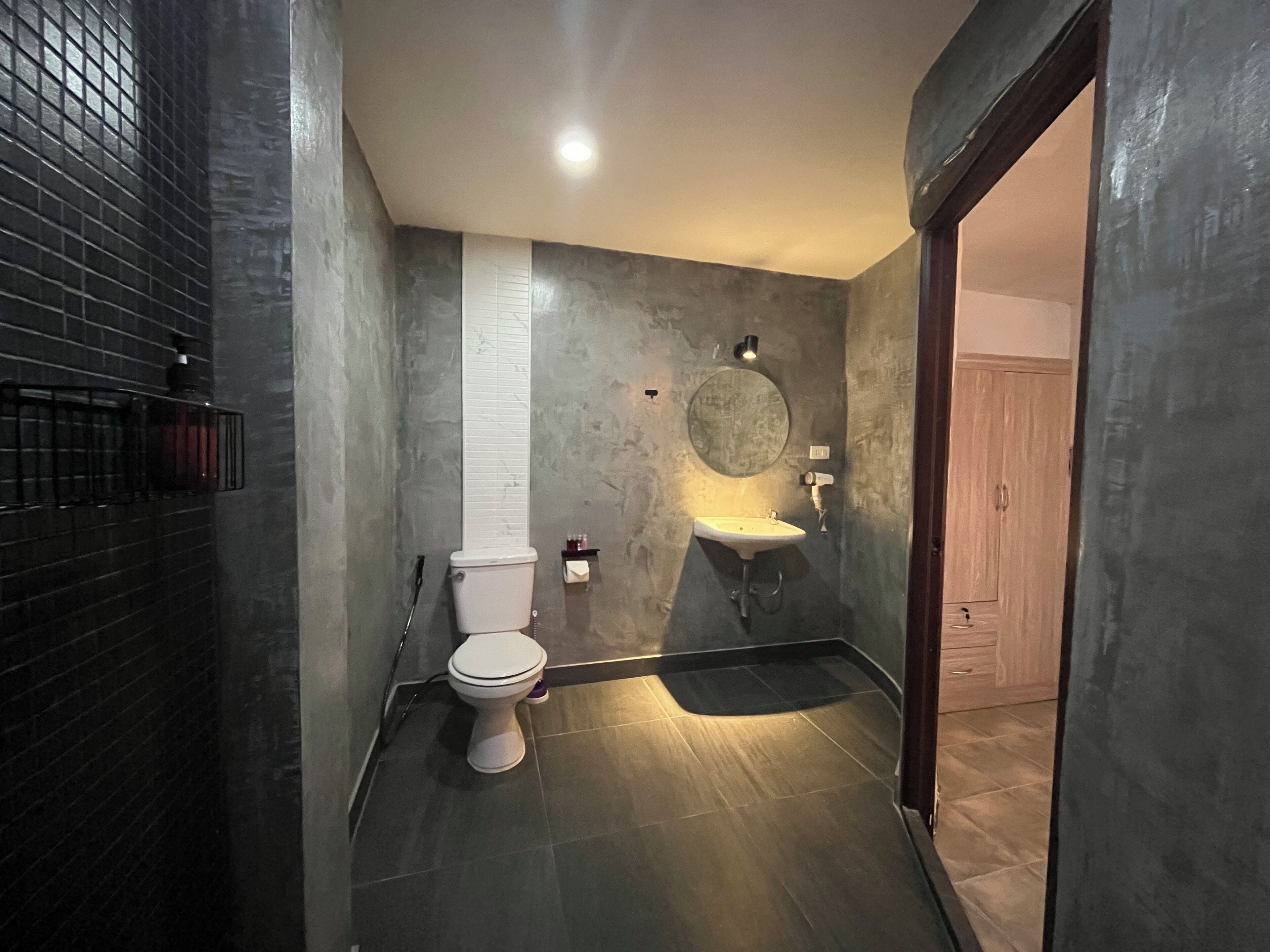 double room | bathroom | shower, rainfall showerhead, free toiletries, hair dryer