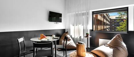 Two-Bedroom Apartment For Four | Sala de estar | Una televisión de pantalla plana